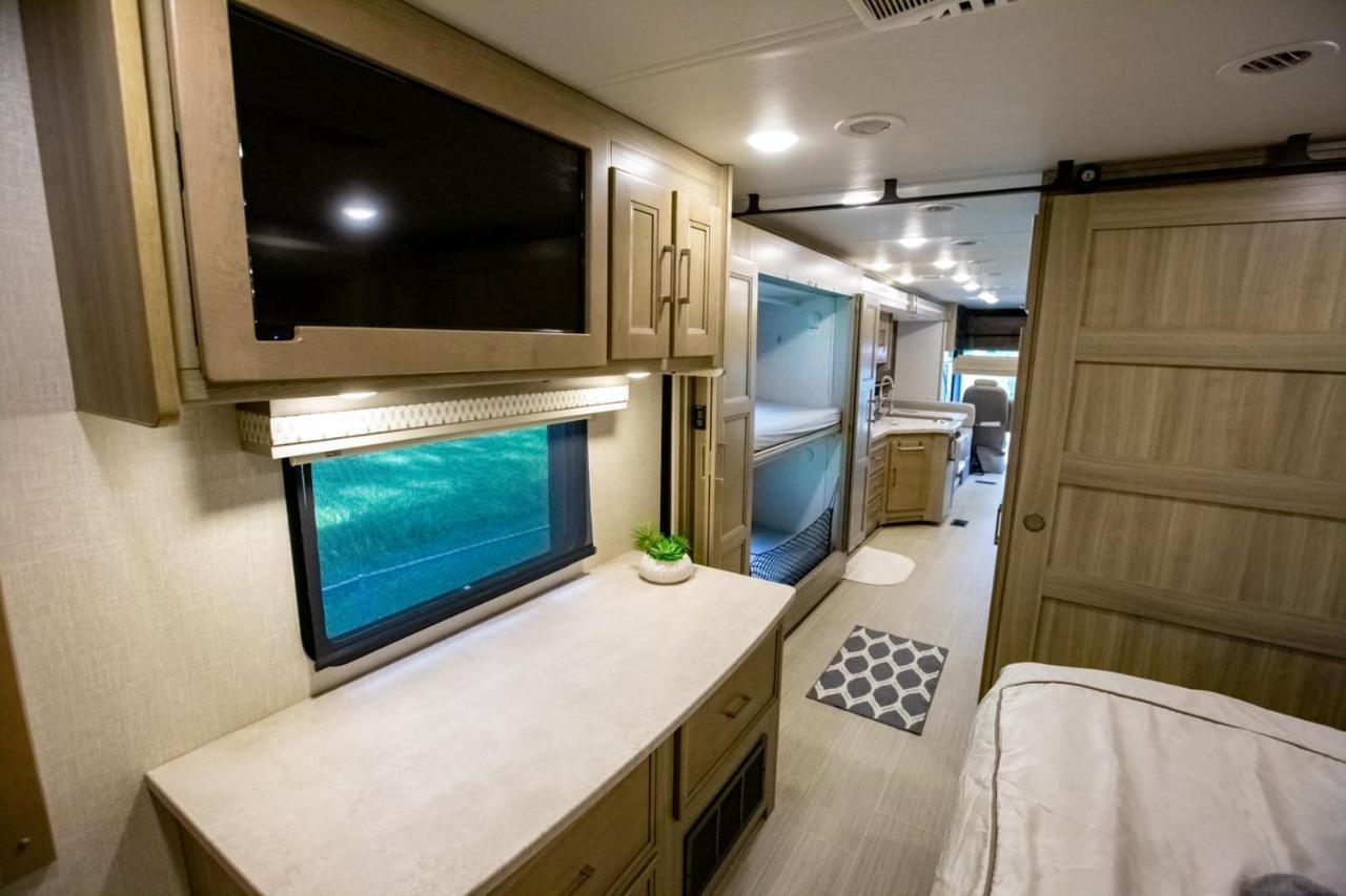 River Safaris, Stationary Class A Motorcoach, Old Homosassa Exterior foto