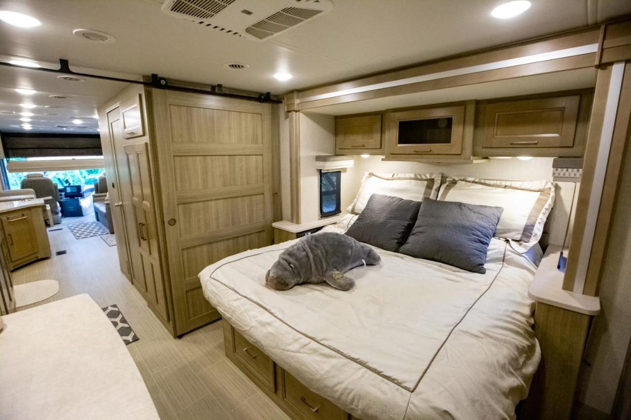 River Safaris, Stationary Class A Motorcoach, Old Homosassa Exterior foto